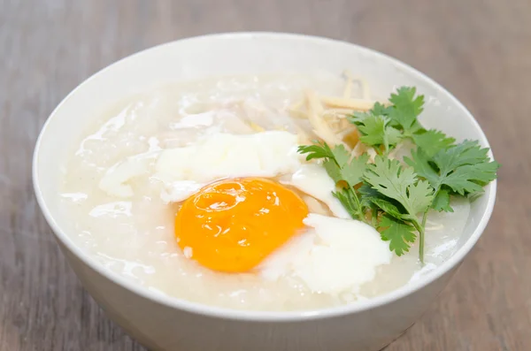 Geleneksel Gıda rafadan yumurta ile Çin tarzı pirinç çorbası — Stok fotoğraf