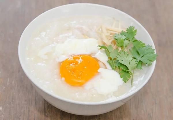 Congee traditioneller chinesischer Küche mit weich gekochtem Ei — Stockfoto