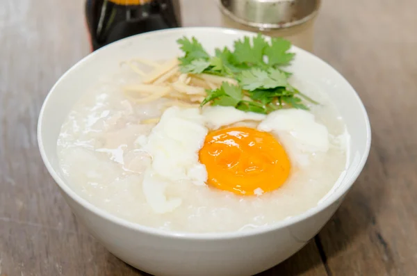 Congee traditioneller chinesischer Küche mit weich gekochtem Ei — Stockfoto