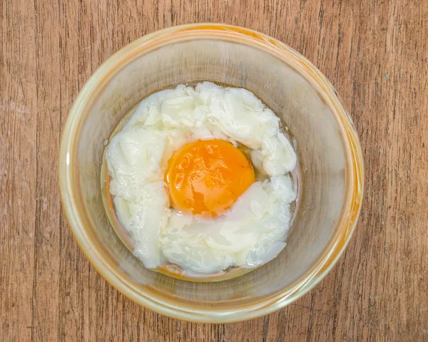 Ahşap arka plan üzerinde cam kapta yumuşak haşlanmış yumurta — Stok fotoğraf