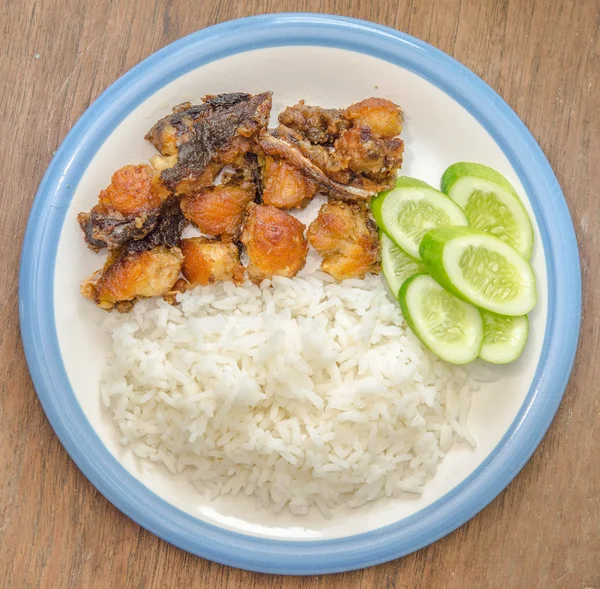 Stekt pangasia vitlök och paprika med ris — Stockfoto