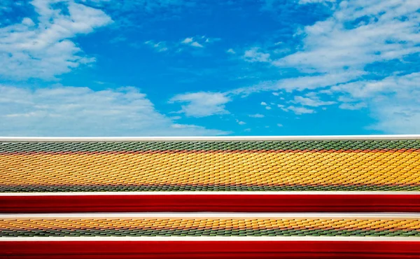 Tuiles de toit colorées de temple sur fond bleu ciel — Photo