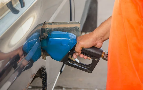 Aceite de recarga de mano con coche en la gasolinera — Foto de Stock