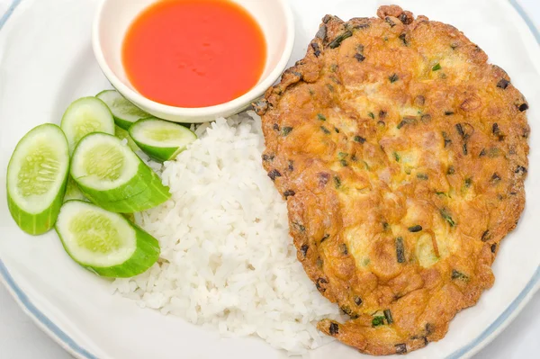 Hackfleisch-Omelett mit Reis und Gurken auf Teller — Stockfoto
