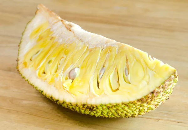 테이블 나무 배경에 jackfruit 슬라이드 — 스톡 사진