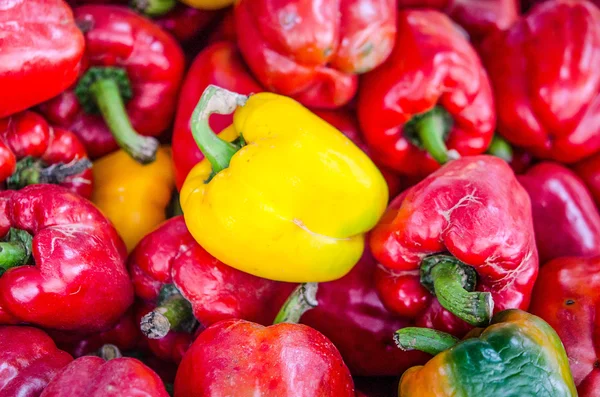 Kleurrijke van paprika in de markt — Stockfoto