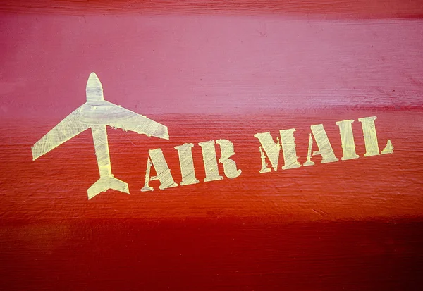 Air mail tecken på trä vägg bakgrund — Stockfoto