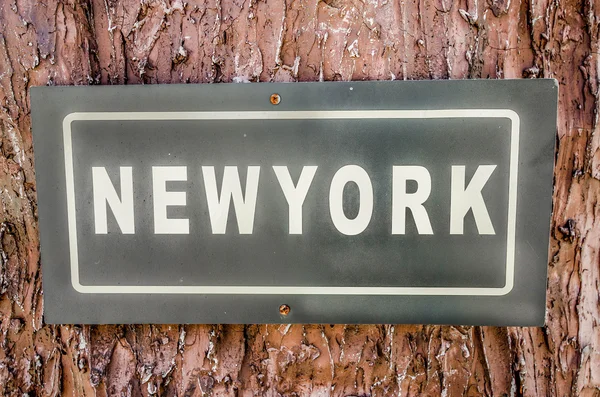 Segno di targa newyork su sfondo albero — Foto Stock