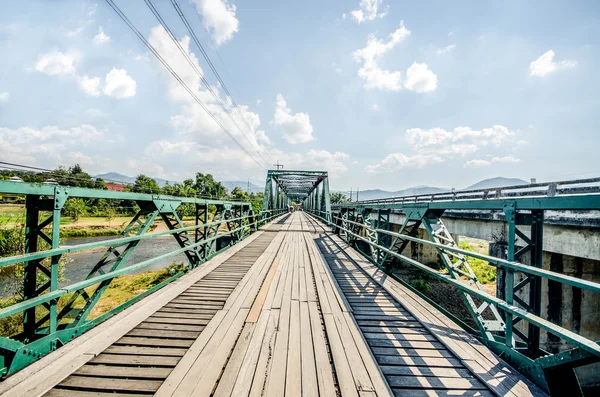 Viejo puente de hierro en el norte de Tailandia —  Fotos de Stock