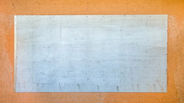 Antiguo tablero en blanco sobre fondo de pared — Foto de Stock