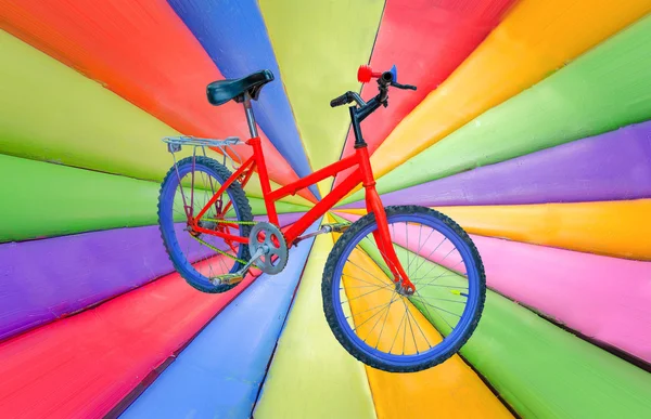 Bicicleta vermelha em listras multicoloridas grunge — Fotografia de Stock