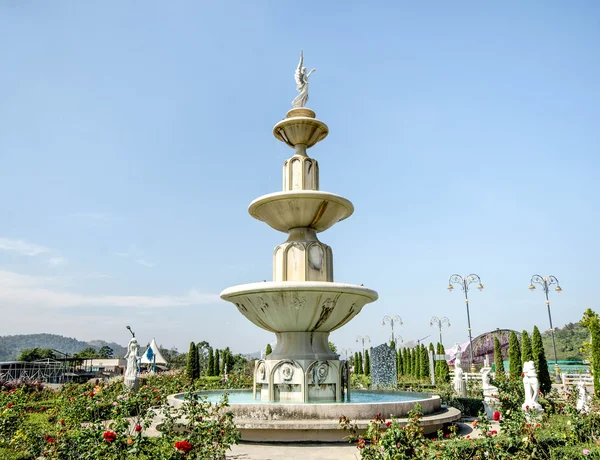 Bahçedeki eski çeşme — Stok fotoğraf