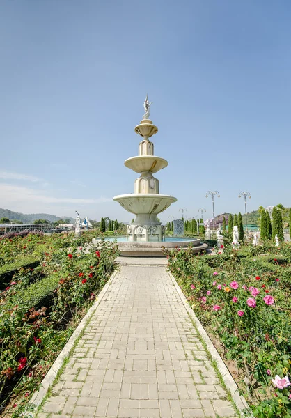 Ancienne fontaine dans le jardin — Photo