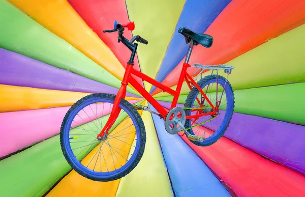 Красный велосипед на гранжевых разноцветных полосах — стоковое фото