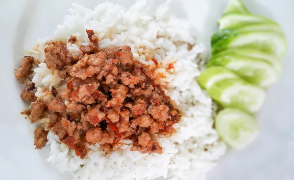 Gebratenes Schweinefleisch mit Chili-Mischung Knoblauch auf Reis sehr lecker rühren — Stockfoto