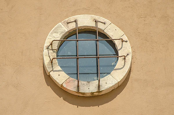 Oude venster cirkel ontwerp vintage op muur achtergrond — Stockfoto