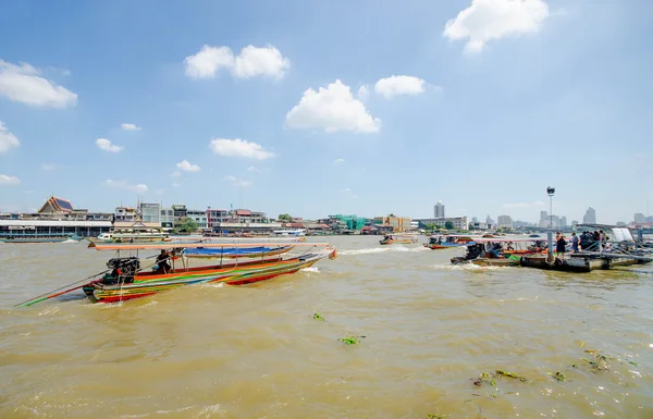 Bangkok - nov 15: long tail boat macht im hafen fest. viele — Stockfoto