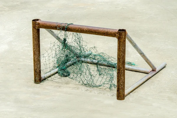 Velho campo de gol de futebol localizado no chão — Fotografia de Stock