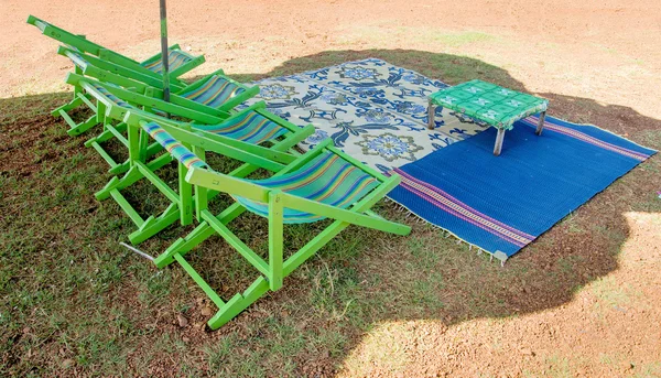 Mesa de picnic vacía y silla en la playa —  Fotos de Stock