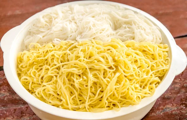 Egg noodles and rice noodles in bowl — Stock Photo, Image