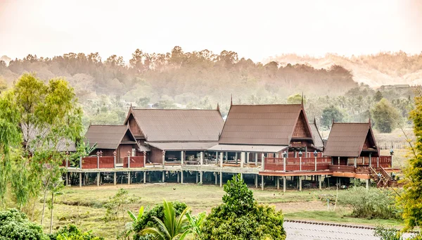 Casa de madera de estilo tailandés antiguo en el bosque —  Fotos de Stock