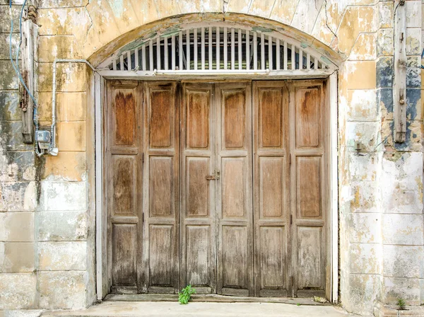 Vecchia porta in legno in antico edificio — Foto Stock