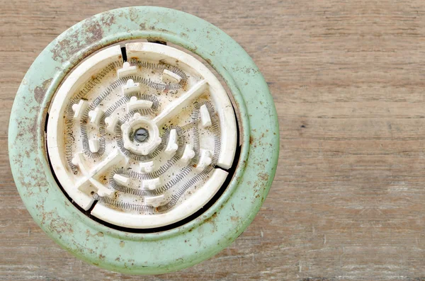 Parte superior de la vieja estufa eléctrica sobre fondo de madera — Foto de Stock