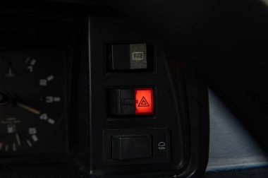 yakın - siyah arkaplanda araba ampulü