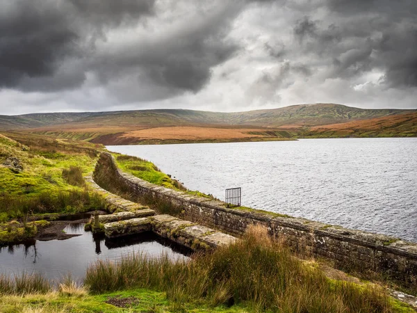 Taş hatlı hendekler. Angram rezervuarı. Nidderdale 'de. Yorkshire Dales Ulusal Parkı
