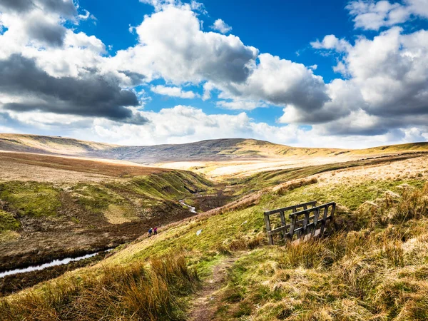 Liten Trägångbro Korsar Bäck Med Berg Bakgrunden Angram Nidderdale Yorkshire — Stockfoto