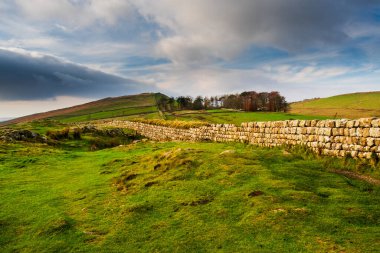 Northumberland 'daki Hadrian Duvarı. İki bin yıllık UNESCO Dünya Mirasları Sitesi muhteşem manzaralı ve mükemmel yürüyen