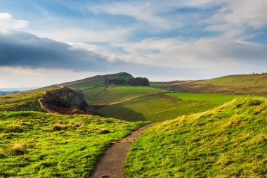 Northumberland 'daki Hadrian Duvarı. İki bin yıllık UNESCO Dünya Mirasları Sitesi muhteşem manzaralı ve mükemmel yürüyen