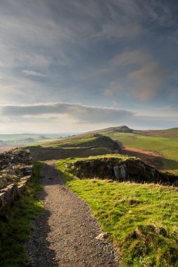 Northumberland 'daki Hadrian Duvarı. İki bin yıllık UNESCO Dünya Mirasları Sitesi muhteşem manzaralı ve mükemmel yürüyen