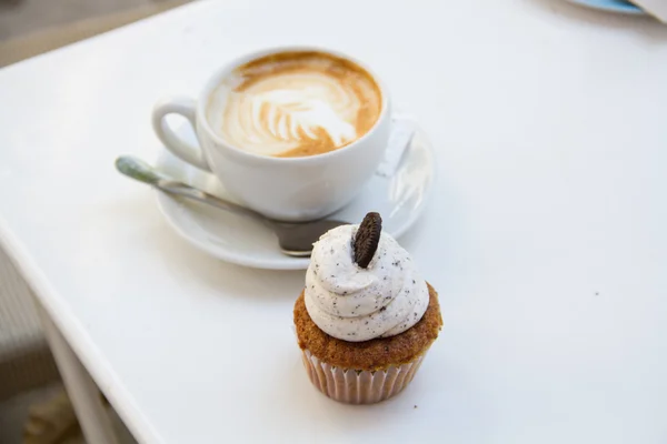 Beautiful breakfast cupcake and cup of aromatic coffee — Stock Photo, Image