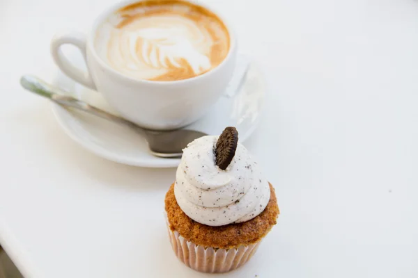 Beautiful breakfast cupcake and cup of aromatic coffee — Stock Photo, Image