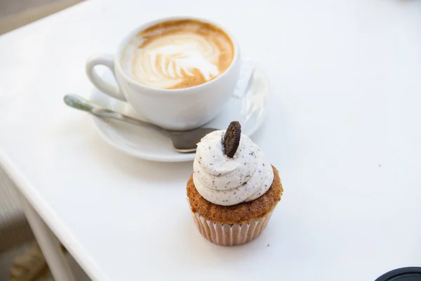 Beautiful breakfast cupcake and cup of aromatic coffee — Stock Photo, Image