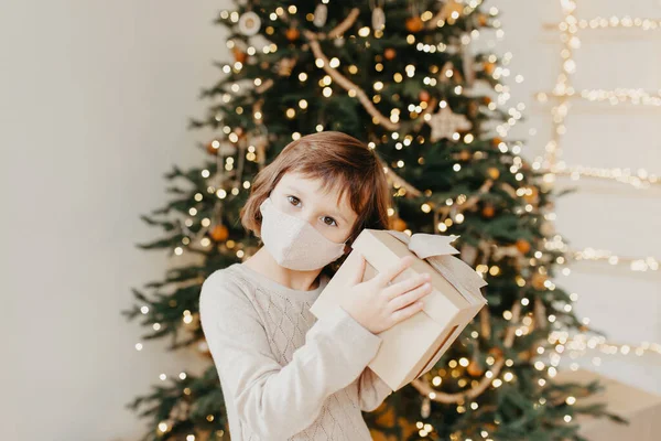 Menina Conhece Natal Pandemia Covid Criança Uma Máscara Médica Protetora — Fotografia de Stock