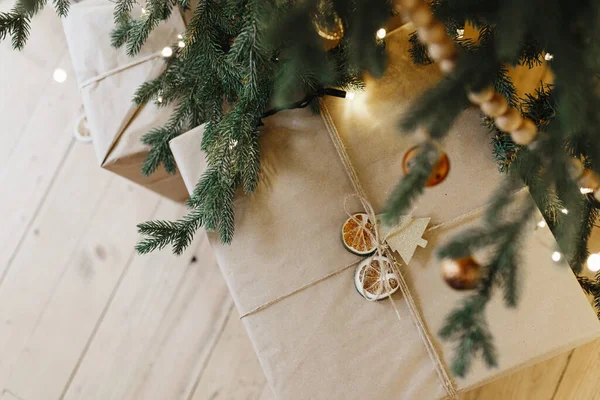 Einfaches Und Handwerklich Dekoriertes Weihnachtsgeschenk Unter Dem Weihnachtsbaum Weihnachten Und — Stockfoto