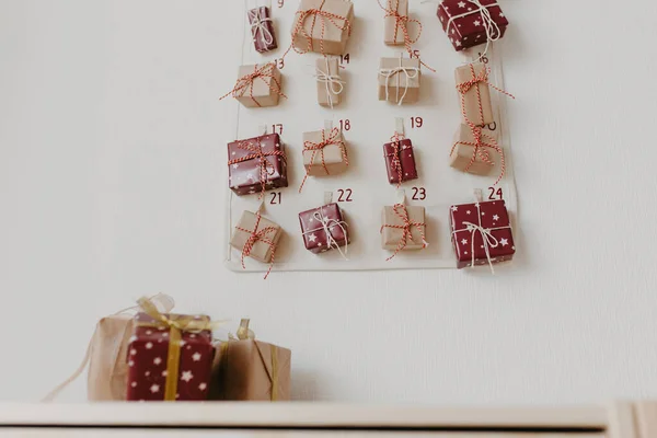 Calendário Advento Natal Pendurado Parede Presentes Embrulhados Para Crianças Tradição — Fotografia de Stock