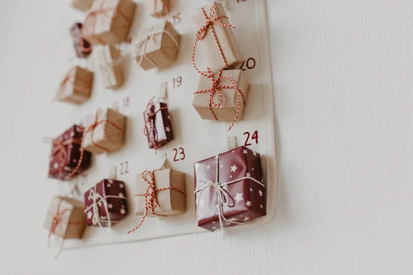 Calendário Advento Natal Pendurado Parede Presentes Embrulhados Para Crianças Tradição — Fotografia de Stock