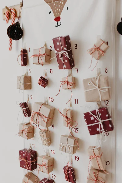 Calendário Advento Natal Pendurado Parede Presentes Embrulhados Para Crianças Tradição — Fotografia de Stock