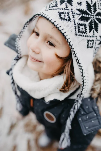 Szczęśliwa Dziewczynka Bawiąca Się Śnieżnym Zimowym Spacerze Czarnych Kombinezonach Śnieżnych — Zdjęcie stockowe