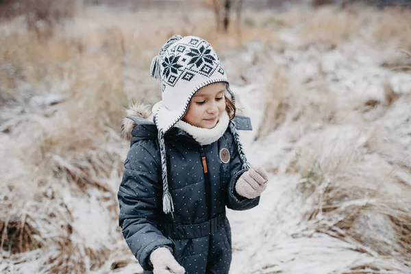 Fröhliches Kindermädchen Auf Einem Verschneiten Winterspaziergang Coolen Schwarzen Schneeanzügen Winterbekleidung — Stockfoto