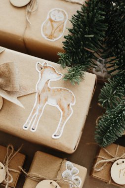 Çocuklar için Noel takvimi. İçinde numaralar ve çocuklar için hayvan resimleri olan kutular. Çevre dostu Noel.