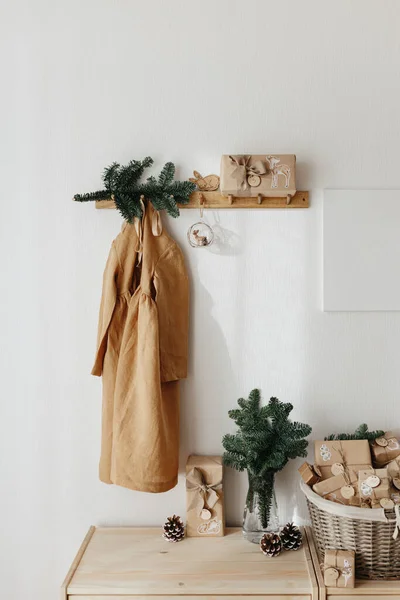 子供のためのクリスマスのアドベントカレンダー 木製のキャビネットに立っている子供のための出現ギフトボックス付きのバスケット 環境に優しいクリスマス — ストック写真