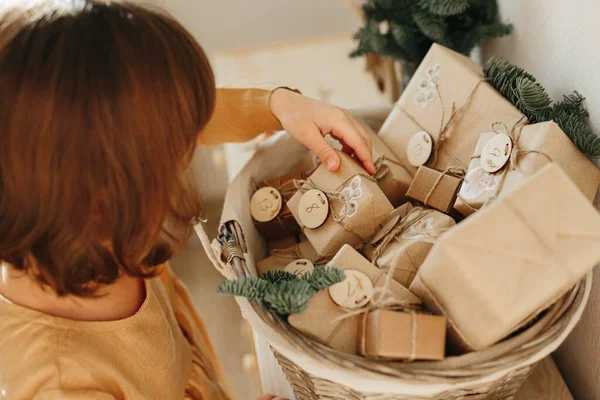 Adventskalender Für Kinder Mädchen Senffarbenem Leinenkleid Betrachten Einen Korb Mit — Stockfoto