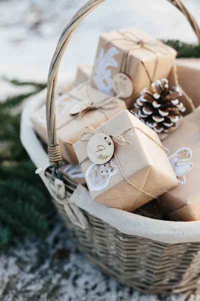 Kerstadventskalender Voor Kinderen Mand Met Advent Geschenken Dozen Met Nummers — Stockfoto