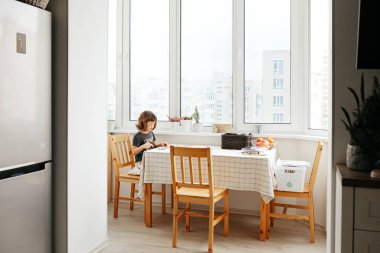 Evde matematik öğrenen beş yaşında tatlı bir kız. Çocuklar için eğitim ve uzak mesafe eğitimi. Evde eğitim kavramı. Coronavirus salgını. Kilitlenme ve okul kapanması.