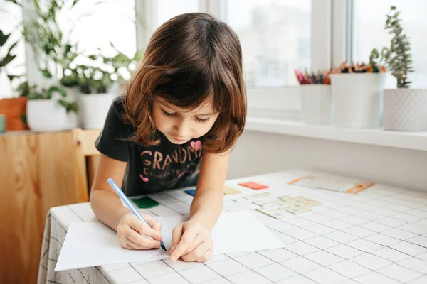 Evde Matematik Öğrenen Beş Yaşında Tatlı Bir Kız Çocuklar Için — Stok fotoğraf