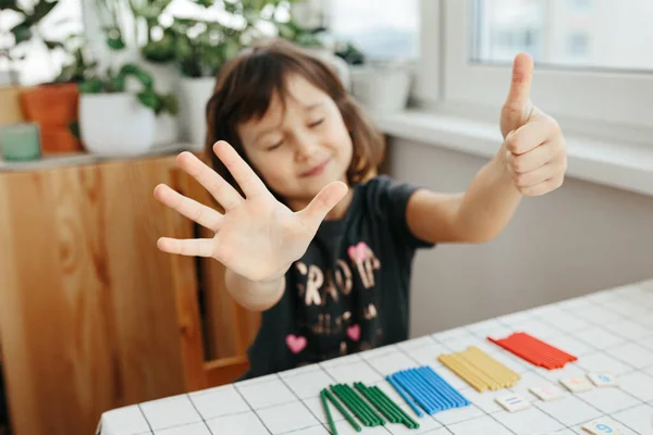 Una Ragazza Caucasica Impara Matematica Aggiungendo Sottraendo Contando Attraverso Barre — Foto Stock